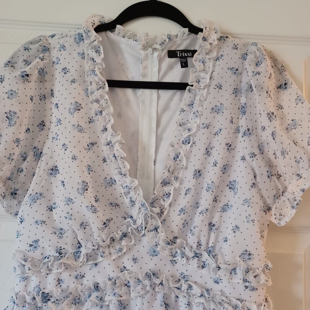 LIKE NEW!  Trixxi Blue & White Floral Ruffle Trim Romper Size Large - Picture 4 of 9